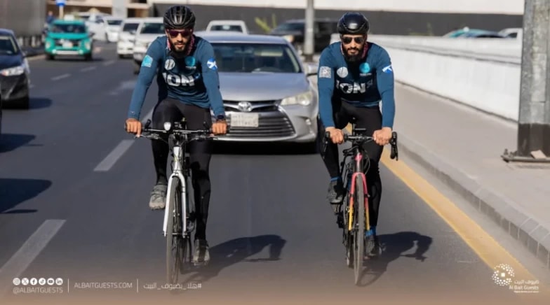 I pellegrini del Hajj provenienti dal Regno Unito arrivano a Medina in bicicletta.