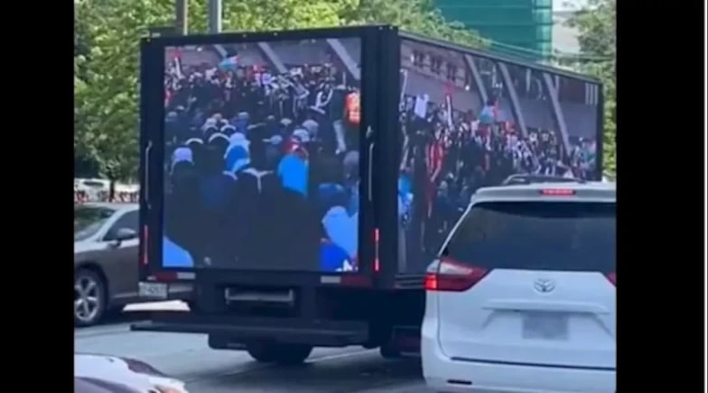 Un camion con messaggi anti-musulmani ha circolato questa settimana per le strade di Toronto.