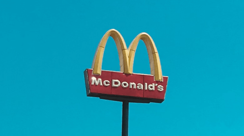 McDonald's riporta un calo delle vendite per la prima volta dal 2020.