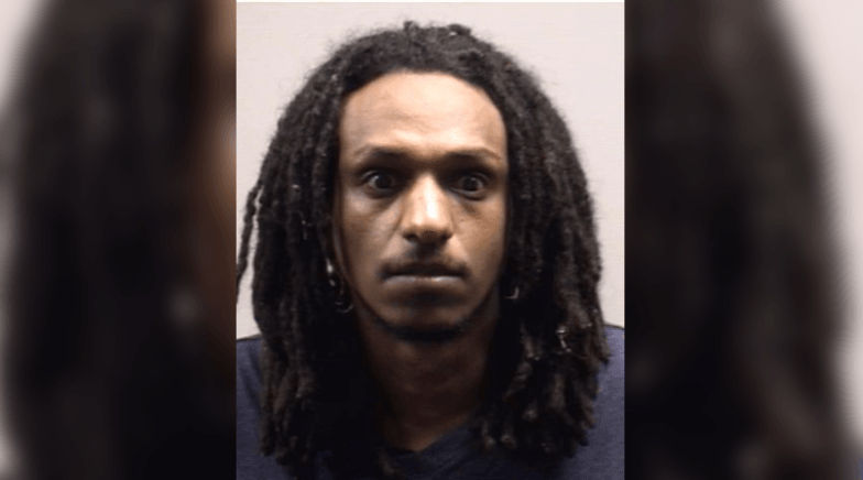 Un uomo in Florida è stato condannato a oltre 3 anni di carcere per aver aggredito una postina musulmana e per aver tentato di rimuovere il suo hijab.
