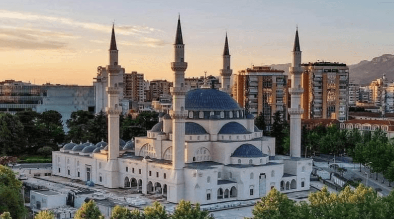 LA MOSCHEA DI NAMAZGJASË E IL PERCORSO PER LA SUA COSTRUZIONE