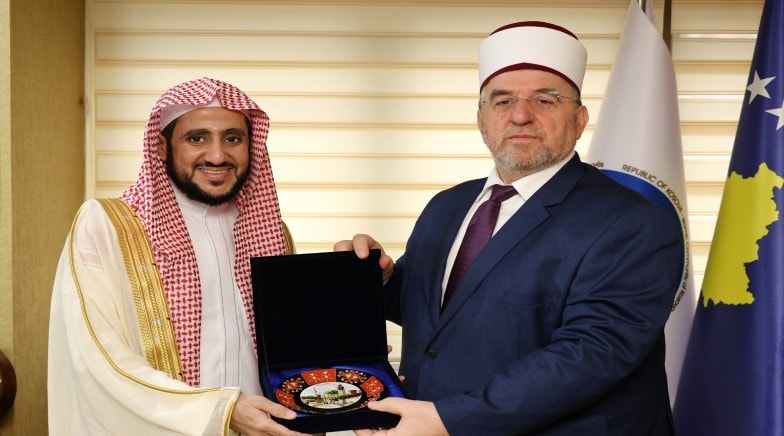 Il Muftì Tërnava accoglie una delegazione del Ministero degli Affari Religiosi dell'Arabia Saudita, discutendo della formazione degli imam del Kosovo.
