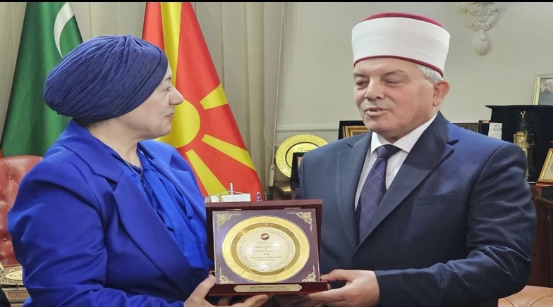 Il Reisul Ulema della BFI viene decorato con la medaglia di eccellenza per Leadership e Tolleranza Interculturale.