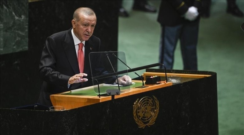 Erdogan attacca Israele e sfrutta la tribuna per una retorica contro l'Occidente alla conferenza di Ankara.