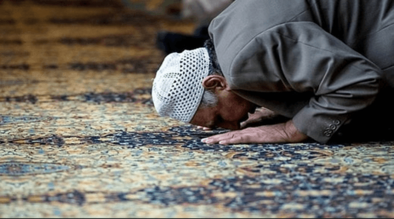 C'è la preghiera sunnah prima della preghiera del 'isha? Se sì, potete fornirci gli argomenti?