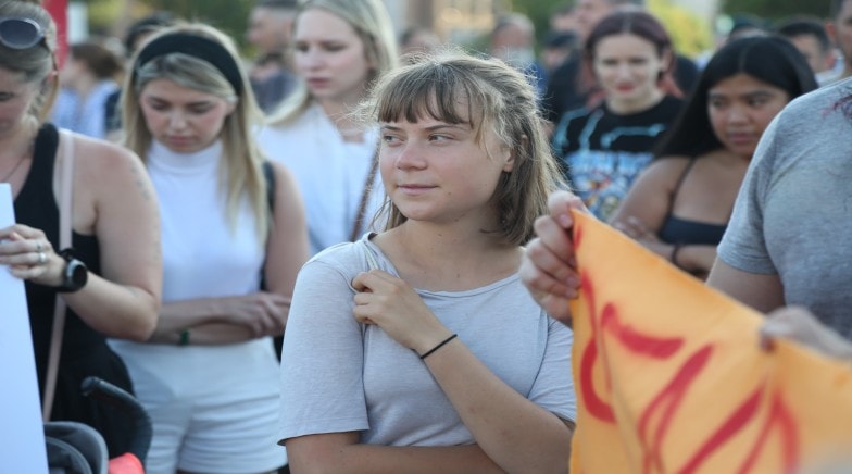Protesta a Tirana per Gaza: Greta Thunberg tra gli attivisti in piazza "Skënderbej"