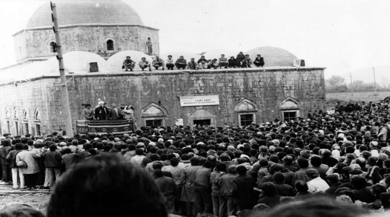 16 Novembre 1990 – La Rinascita della Fede e il Richiamo Udito dalla Moschea di Piombo